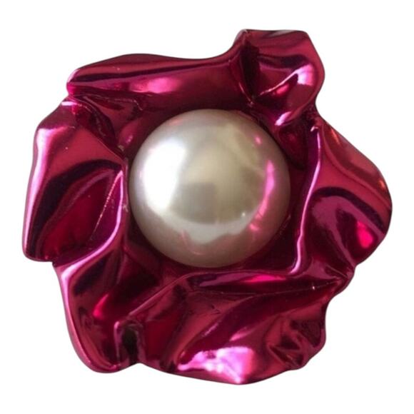 Sterling King Titania Imitation SwirlShaped Pearl And Silver Alloy Stud Earrings - Picture 9 of 16